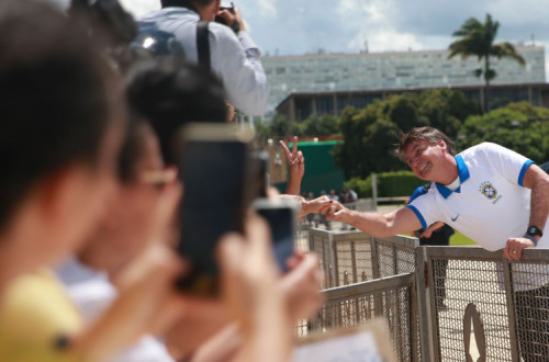 Bolsonaro passou duas horas a apertar mãos e tirar fotos dos telemóveis dos manifestantes. Foto José Cruz, Agência Brasil