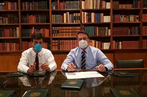 Bolsonaro e o ministro da Saúde de máscara. Antes, o presidente dissera que coronavírus era fantasia