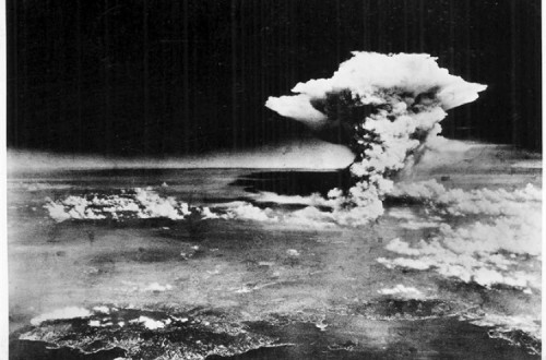 Imagem cedida pelo exército dos EUA mostra momento da explosão da bomba em Hiroshima