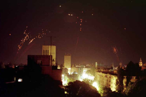 Bombardeamento de Belgrado por aviões da Nato em 1999 – Foto de Darko Dozet, wikimedia