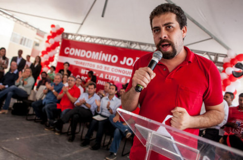 Guilherme Boulos: O papel de uma esquerda socialista e combativa no país é apontar a perspectiva para um novo modelo político e económico. Foto Mídia Ninja