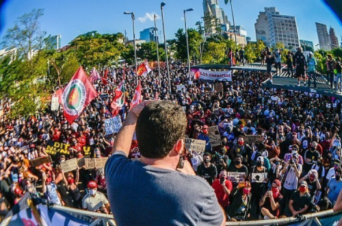 Guilherme Boulos fala durante concentração em S. Paulo. Foto Mídia Ninja