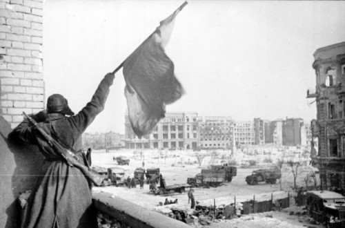 Bandeira vermelha acenada na praça central de Stalingrado: momento de viragem da guerra. Foto de Bundesarchiv, Bild 183-W0506-316 / Georgii Zelma