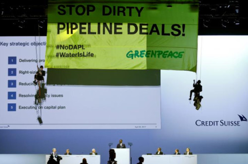 Ativistas da Greenpeace irrompem na Assembleia Geral de Acionistas do Credit Suisse. Abril de 2017.