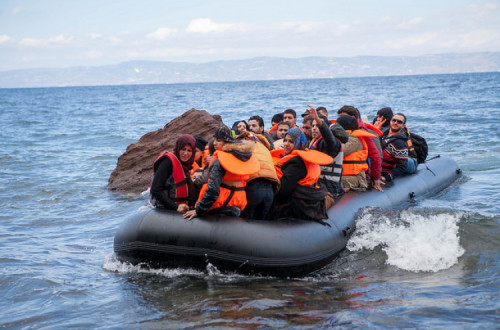 Um barco com refugiados sírios que tentam chegar à ilha grega de Lesbos.