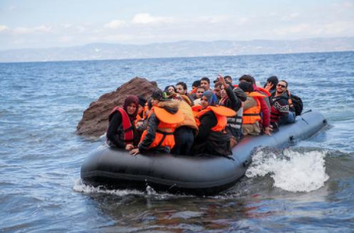 Um barco com refugiados sírios que tentam chegar à ilha grega de Lesbos. Foto de CAFOD Photo Library/Flickr.