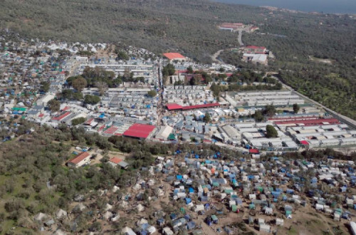 Campo de refugiados de Moria tem capacidade para 3.500 pessoas, rodeado por campos informais que triplicam o seu tamanho e onde vivem 18.000 pessoas mais - Foto de El Salto / Hibai Arbide-Muzungu coop