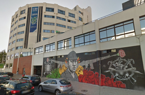 Mural com a imagem de Salgueiro Maia numa das portas da FCSH