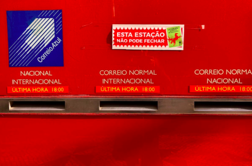 A notícia surge num contexto de grandes e sucessivas quedas no volume do correio. Os CTT acabaram por fazer um plano de recuperação que prevê, para além dos cortes nos salários dos gestores, a venda de ativos imobiliários, cerca de mil rescisões com trabalhadores e o encerramento de 22 balcões.