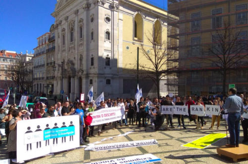 Cerca de 250 pessoas manifestaram-se esta terça-feira contra atrasos no PREVPAP, exigindo a regularização de precários do Estado.