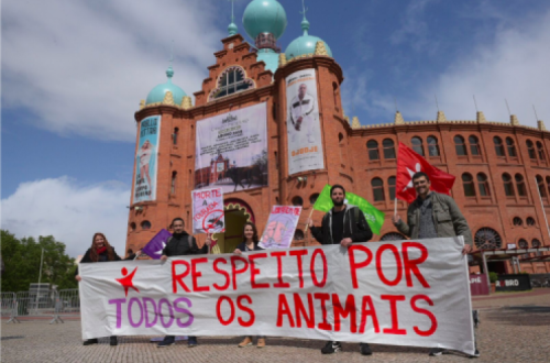 Bloquistas na Marcha Animal em frente à Praça de Touros do Campo Pequeno.