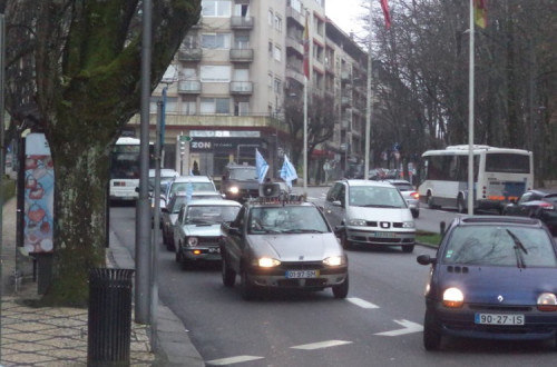 A caravana percorreu as ruas de Viseu exibindo bandeiras gregas. Foto Que se Lixe a Trika - Viseu