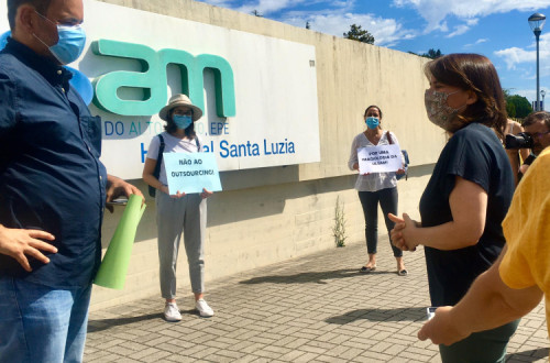 Catarina Martins com técnicos de diagnóstico no Hospital de Santa Luzia, em Viana do Castelo, 30 de junho de 2020 - Foto esquerda.net