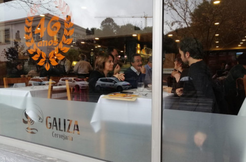 Catarina Martins almoçou na cervejaria Galiza, manifestando a sua solidariedade com os trabalhadores
