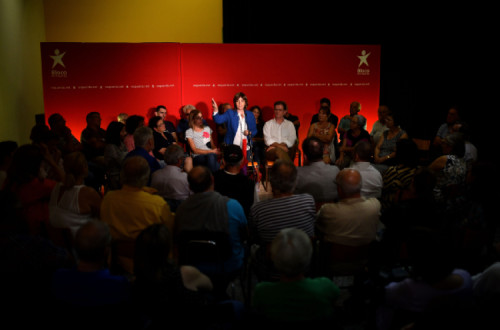 Catarina Martins intervindo numa sessão em Guimarães sobre habitação e Orçamento 2019, acompanhada pelo deputado Pedro Soares e pela deputada municipal Sónia Ribeiro – Foto de Hugo Delgado/Lusa