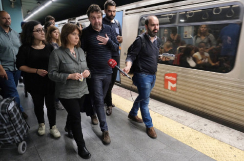 Catarina Martins acompanhada por membros da Comissão de Trabalhadores do Metro de Lisboa e pela deputada Isabel Pires na estação Marquês de Pombal, no metro de Lisboa – Foto Paula Nunes