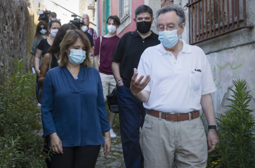Mário Moutinho (candidato à união freguesias do centro histórico do Porto); Susana constante Pereira (candidata à AM Porto) e Sérgio Aires acompanharam Catarina Martins nas conversas com moradores do Bairro da Lapa. Foto de Mário Cruz, Lusa.