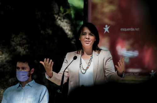Catarina Martins e José Soeiro no encontro com trabalhadores que podem ser abrangidos pelo apoio extraordinário de desemprego aprovado no orçamento suplementar, Porto, 4 de julho – Foto de Manuel Fernando Araújo/Lusa