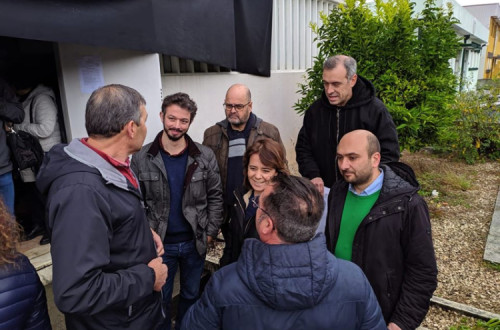 Catarina Martins, acompanhada pelos deputados Moisés Ferreira e Nelson Peralta, manifestou solidariedade aos trabalhadores da fábrica Helsar – Foto esquerda.net