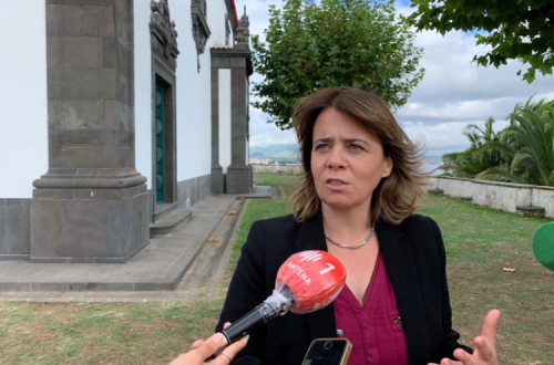Catarina Martins na Região Autónoma dos Açores, fazendo declarações à comunicação social – foto esquerda.net