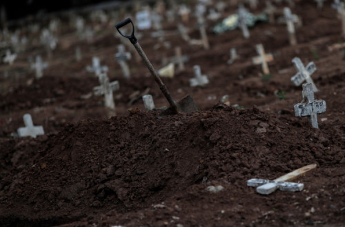 Cemitério Caju, Rio de Janeiro, 14 de julho de 2020 – Foto de António Lacerda/Lusa/Epa