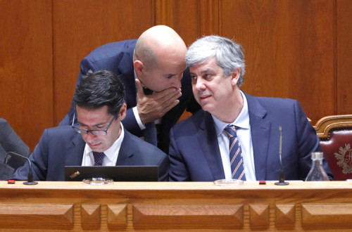 João Leão (ao centro) fala com Mario Centeno