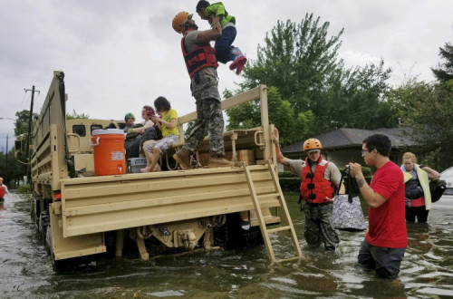 Na cidade de Houston, no Estado do Texas, centenas de milhar de pessoas estão a ser evacuadas das suas casas devido às cheias. Foto de Texas Military Department/Epa.  