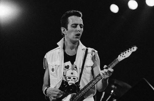 Memórias: Joe Strummer, guitarrista dos Clash, morreu há 12 anos