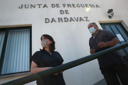 A coordenadora do Bloco, Catarina Martins, durante a visita às zonas afetadas pelos incêndios de 2017, em Tondela.