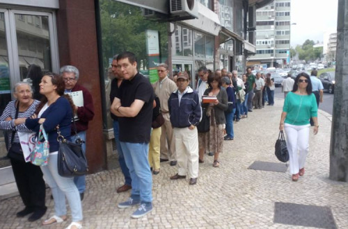 A bicha em Enrecampos às 9h 18, para tirar uma senha de atendimento. Todas as fotos são de Luis Leiria 
