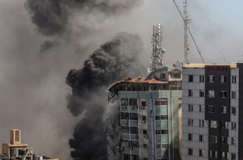 Colapso do edifício da AP e da Al Jazeera em Gaza, por ataque de Israel, 15 de maio – Foto de Mohammed Saber/Epa/Lusa