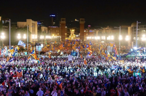 "No comício (proibido) que encerrou a campanha podia ler-se em dois cartazes gigantes os apelos ao Sim. "Por um País Novo, Pela República". Foto do Twitter de @M_AndersonSF
