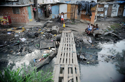 Estamos a ser testemunhas mais uma vez dos enormes custos da desigualdade em massa – Complexo da Maré, Rio de Janeiro, área muito vulnerável à covid-19 – Foto Fernando Frazão/Agência Brasil