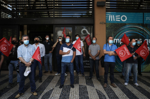 Concentração de representantes dos sindicatos da Frente Sindical e da CT da MEO de protesto contra a tentativa de despedimento coletivo da Altice, Lisboa, 25 de junho de 2021 – Foto Rodrigo Antunes/Lusa