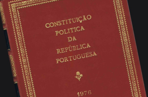 Quando vivemos num Estado de Direito, com uma Constituição democrática, direitos, liberdades e garantias que estão relativamente firmes, temos que perceber o que isso implica para perceber o quão perigosas podem ser as vozes que tentam destruir toda esta configuração