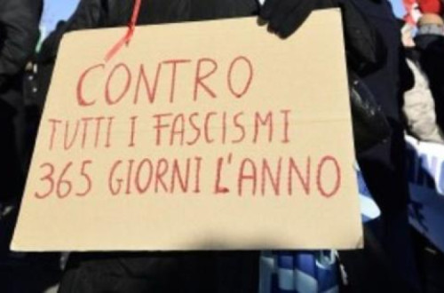 "Contra todo o fascismo 365 dias por ano", foto de manifestação em Itália