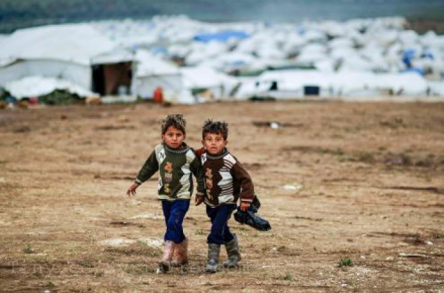 Crianças sírias num campo de refugiados. 