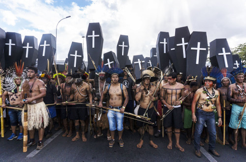 Foto de Rogério Assis/MNI. Cerimónia fúnebre de protesto na Esplanada dos Ministérios. "Os nossos familiares estão a ser assassinados pela política atrasada dos parlamentares que não respeitam a Constituição" disse Sônia Guajajara.