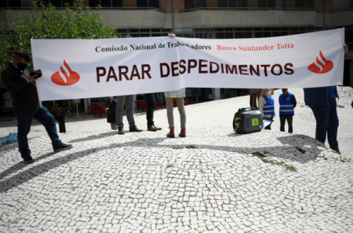 Trabalhadores do Santander Totta manifestaram-se contra despedimento de 100 a 150 trabalhadores em 12 de maio de 2021 – Foto de Estela Silva/Lusa