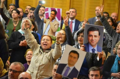 "A repressão da oposição e, em particular, do setor pró-curdo intensificou-se gravemente nos últimos meses", afirma o comunicado do Bloco. Foto HDP/ Twitter