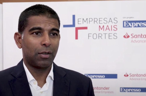Daniel Traça vai continuar a acumular as funções de diretor da Nova SBE e administrador do banco Santander. Imagem via canal youtube do Santander Portugal: https://www.youtube.com/watch?v=bRddlnTwfJo
