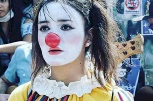 Foto que circulou nas redes sociais como sendo de Daniela Carrasco. Na verdade é de uma estudante que a quis homenagear. Chile, outubro de 2019.Fonte: twitter.