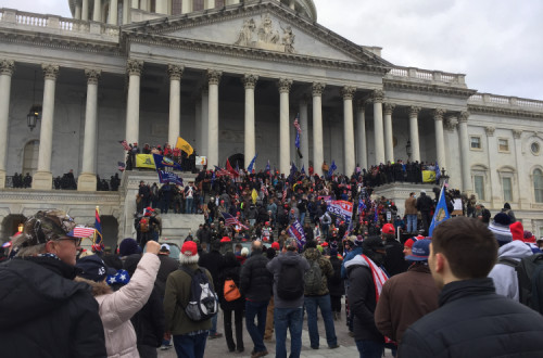 Imagem da invasão do Capitólio por apoiantes de Trump. Foto de TapTheForwardAssist/Wikimedia Commons.