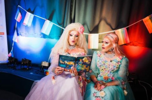 Drag queens Lady Bust and Miss Shemales leem histórias na “Drag queen story hour” na biblionteca municipal de Malmö