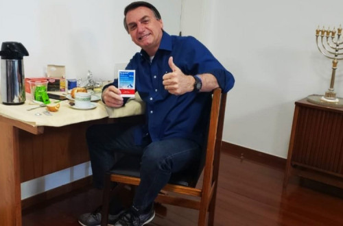 Jair Bolsonaro no dia em que comunicou que tinha testado negativo à covid-19.