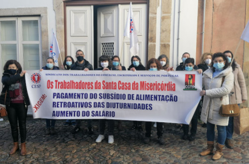 Trabalhadoras da Santa Casa de Mirandela em protesto. Foto da CGTP.