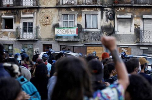 Pessoas concentradas aquando do despejo do prédio em Arroios - Foto de Seara - Centro de Apoio Mútuo de Santa Bárbara