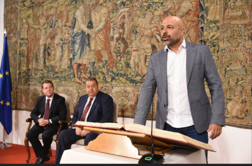 José García Molina na tomada de posse do Governo de coligação Podemos/PSOE na região de Castela-Mancha, Espanha. Foto do Twitter de José Molina. 