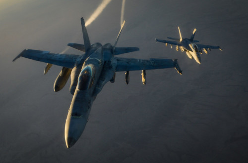 Aviões da marinha norte-americana sobrevoam o Iraque.