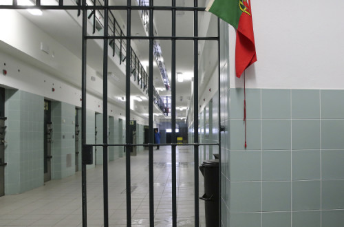 Os 21 migrantes estão detidos no Estabelecimento Prisional do Linhó por "falta de espaço" nos centros do SEF.